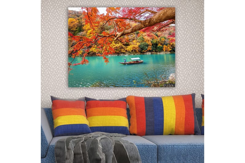 Canvastavla 70x100 cm - Båt som glider fram i en turkos sjö omgiven av färgglada höstlöv - Röd / Gul / Turkos - Inredning & dekor - Tavlor & konst - Canvastavla