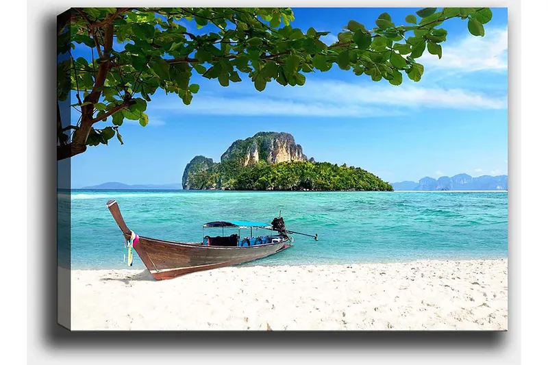 Canvastavla 70x100 cm - Båt vid en tropisk strand med klart blått vatten och grönskande öar i bakgrunden - Blå / Grön / Beige - Inredning & dekor - Tavlor & konst - Canvastavla