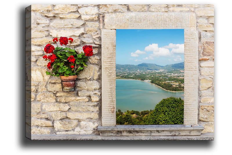 Canvastavla 70x100 cm - Blomkruka med röda blommor på en stenig vägg som ramar in en vacker utsikt över havet och landskapet - Röd / Grön / Beige - Inredning & dekor - Tavlor & konst - Canvastavla