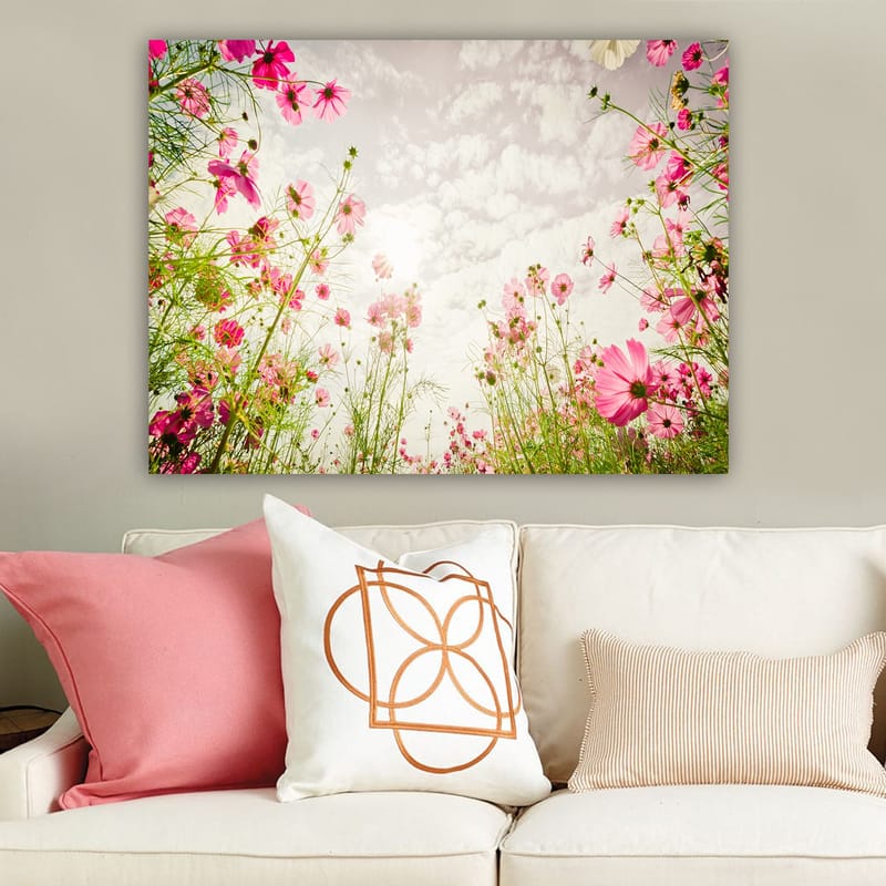 Canvastavla 70x100 cm - Blomstrande äng med rosa blommor som sträcker sig mot en ljus himmel - Rosa / Grön - Inredning & dekor - Tavlor & konst - Canvastavla