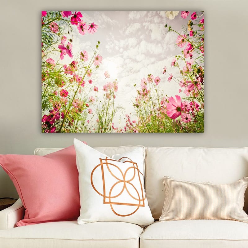 Canvastavla 70x100 cm - Blomstrande äng med rosa blommor som sträcker sig mot en ljus himmel - Rosa / Grön - Inredning & dekor - Tavlor & konst - Canvastavla