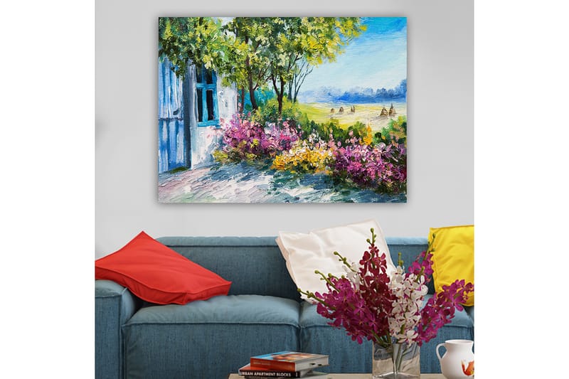 Canvastavla 70x100 cm - Blomstrande trädgård med ett hus och grönskande träd i bakgrunden - Grön / Rosa / Gul - Inredning & dekor - Tavlor & konst - Canvastavla