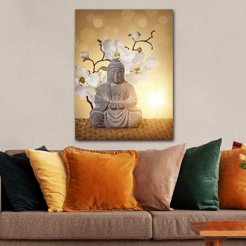 Canvastavla 70x100 cm - Buddha-statyn omgiven av vita blommor och en mjuk, gyllene bakgrund - Grå / Vit / Gyllene - Inredning & dekor - Tavlor & konst - Canvastavla