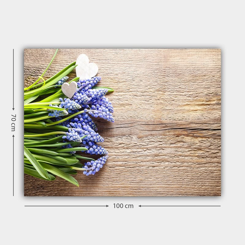 Canvastavla 70x100 cm - Bukett av blå hyacinter med två vita hjärtan - Blå / Grön / Vit - Inredning & dekor - Tavlor & konst - Canvastavla