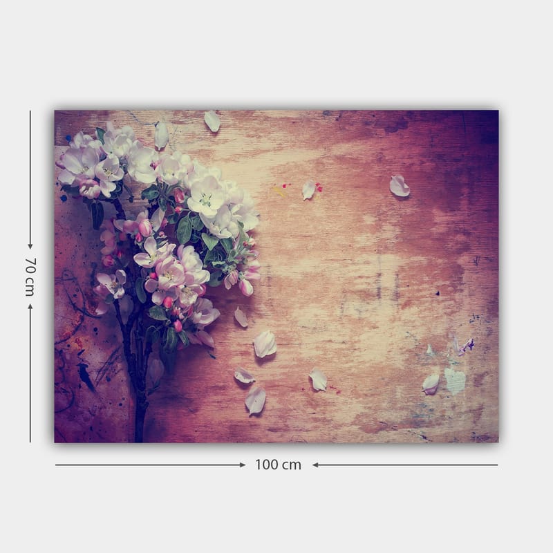 Canvastavla 70x100 cm - Bukett av blommor med vita och rosa kronblad som ligger på en träyta - Vit / Rosa / Grön - Inredning & dekor - Tavlor & konst - Canvastavla