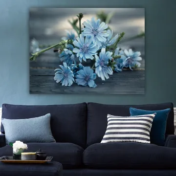 Canvastavla 70x100 cm - Bukett av ljusblå blommor som ligger på en mörk yta - Ljusblå / Grön - Inredning & dekor - Tavlor & konst - Canvastavla