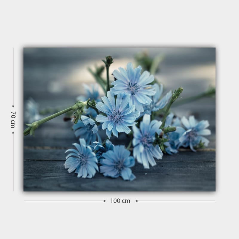 Canvastavla 70x100 cm - Bukett av ljusblå blommor som ligger på en mörk yta - Ljusblå / Grön - Inredning & dekor - Tavlor & konst - Canvastavla