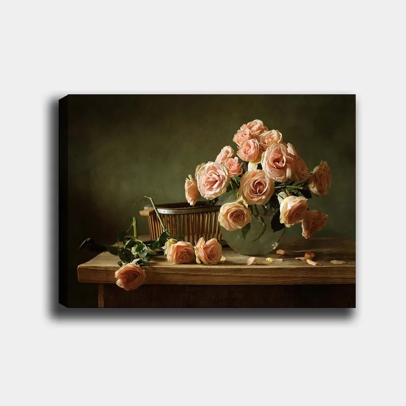 Canvastavla 70x100 cm - Bukett av ljusrosa rosor i en glasvas på ett träbord, Ljusrosa / Grön / Brun