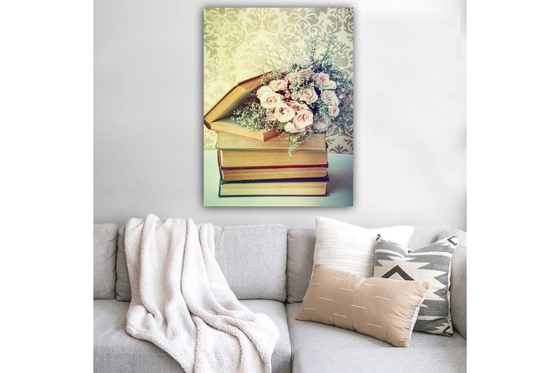 Canvastavla 70x100 cm - Bukett av rosa rosor placerad ovanpå en hög av böcker - Rosa / Beige / Grön - Inredning & dekor - Tavlor & konst - Canvastavla