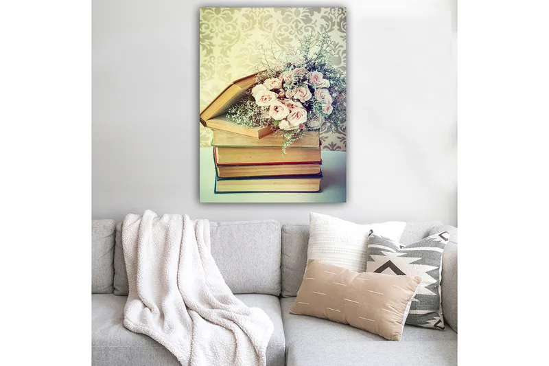 Canvastavla 70x100 cm - Bukett av rosa rosor placerad ovanpå en hög av böcker - Rosa / Beige / Grön - Inredning & dekor - Tavlor & konst - Canvastavla