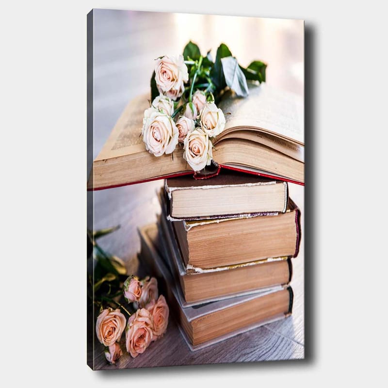 Canvastavla 70x100 cm - Bukett av rosor ligger på en hög av böcker - Ljusrosa / Beige / Brun - Inredning & dekor - Tavlor & konst - Canvastavla