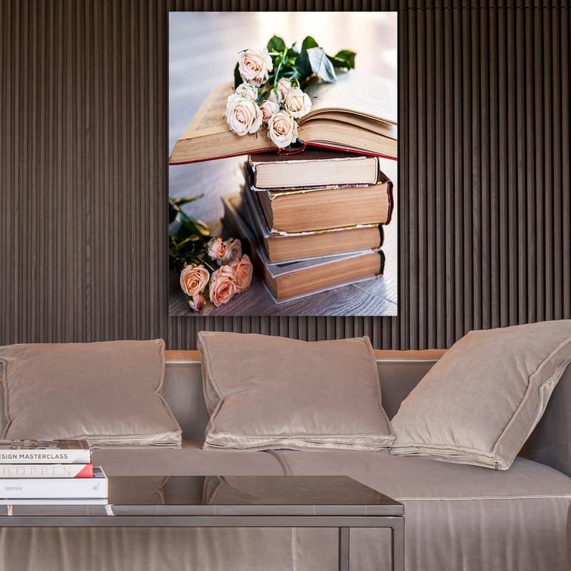 Canvastavla 70x100 cm - Bukett av rosor ligger på en hög av böcker - Ljusrosa / Beige / Brun - Inredning & dekor - Tavlor & konst - Canvastavla