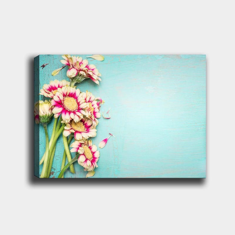 Canvastavla 70x100 cm - Bukett med färgglada blommor mot en ljusblå bakgrund - Rosa / Grön / Ljusblå - Inredning & dekor - Tavlor & konst - Canvastavla