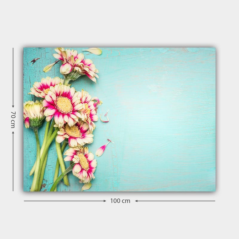 Canvastavla 70x100 cm - Bukett med färgglada blommor mot en ljusblå bakgrund - Rosa / Grön / Ljusblå - Inredning & dekor - Tavlor & konst - Canvastavla