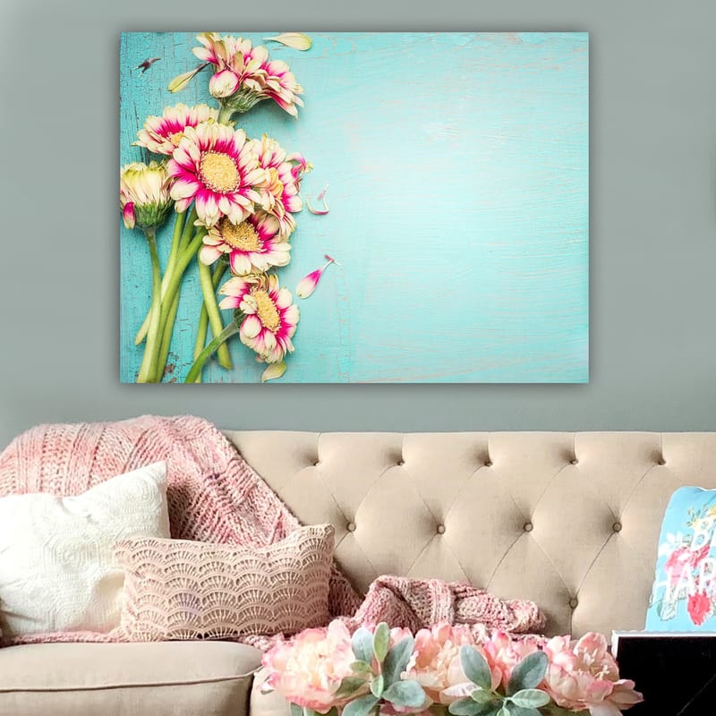 Canvastavla 70x100 cm - Bukett med färgglada blommor mot en ljusblå bakgrund, Rosa / Grön / Ljusblå