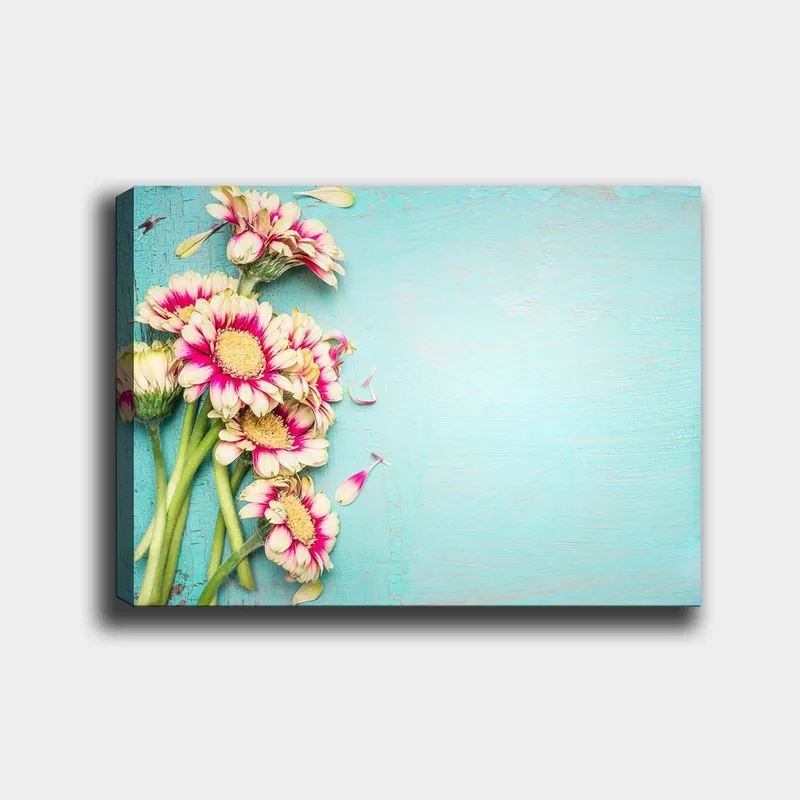 Canvastavla 70x100 cm - Bukett med färgglada blommor mot en ljusblå bakgrund - Rosa / Grön / Ljusblå - Inredning & dekor - Tavlor & konst - Canvastavla