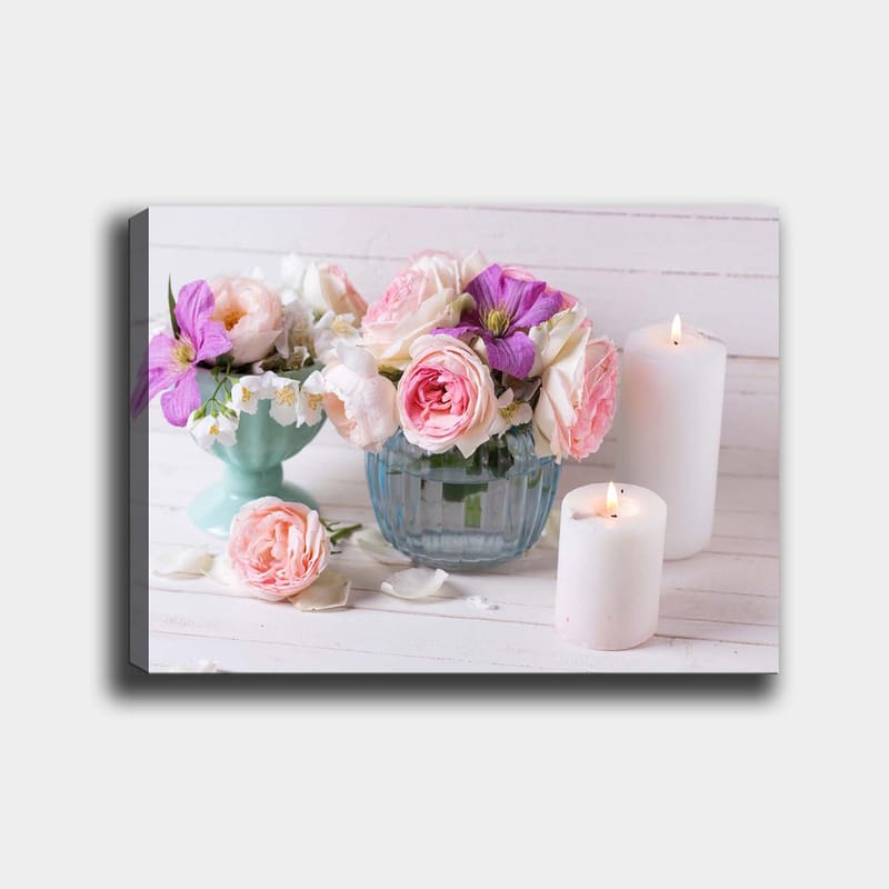 Canvastavla 70x100 cm - Bukett med rosa och lila blommor i en glasvas, omgiven av vita ljus - Rosa / Lila / Grön - Inredning & dekor - Tavlor & konst - Canvastavla