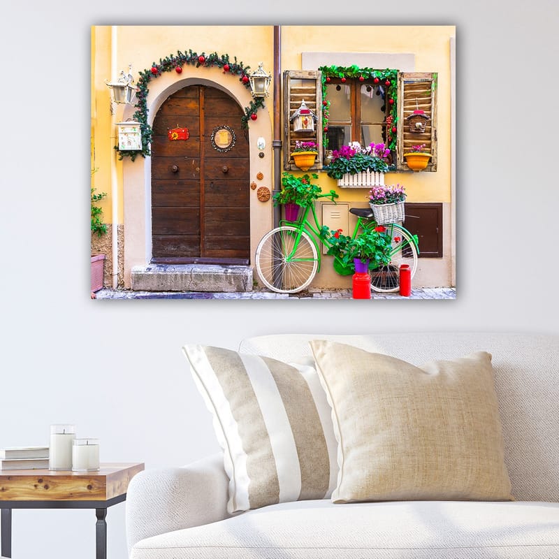 Canvastavla 70x100 cm - Charmig dörr med blommor och en cykel i en färgglad miljö - Grön / Brun / Röd - Inredning & dekor - Tavlor & konst - Canvastavla