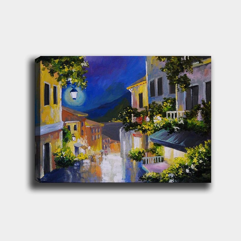 Canvastavla 70x100 cm - Charmig gränd med färgglada hus och en måne som lyser över landskapet, Gult / Blått / Grönt