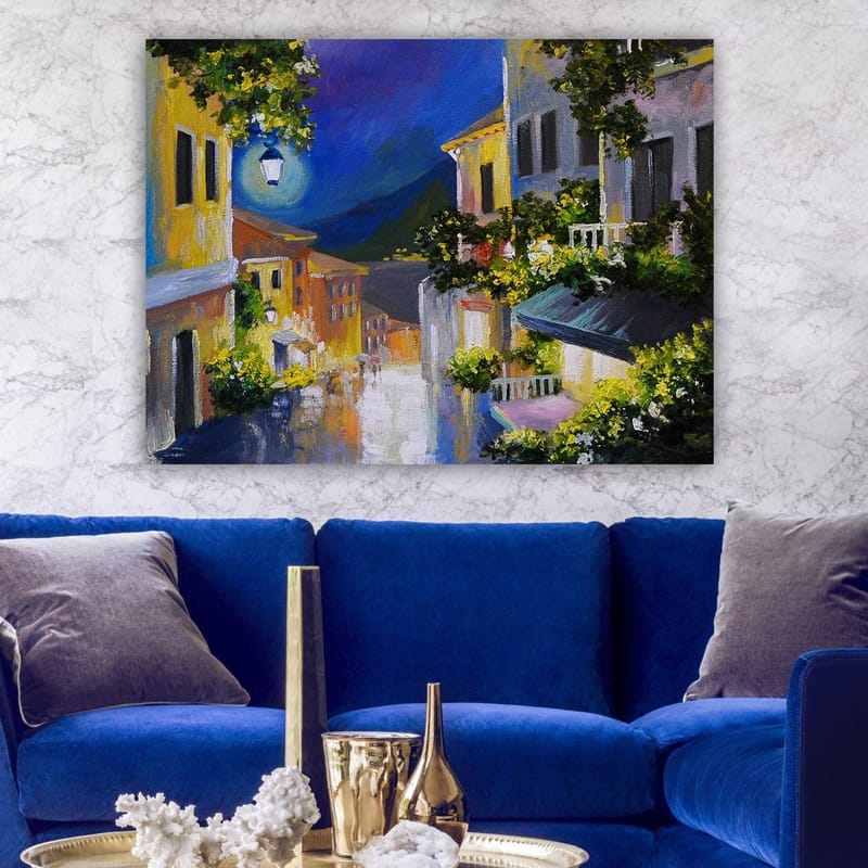 Canvastavla 70x100 cm - Charmig gränd med färgglada hus och en måne som lyser över landskapet - Gult / Blått / Grönt - Inredning & dekor - Tavlor & konst - Canvastavla