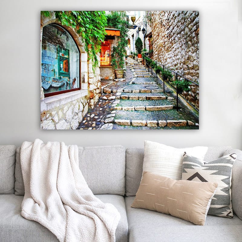 Canvastavla 70x100 cm - Charmig gränd med stenar och grönska som leder uppåt, omgiven av historiska byggnader - Grön / Beige / Orange - Inredning & dekor - Tavlor & konst - Canvastavla