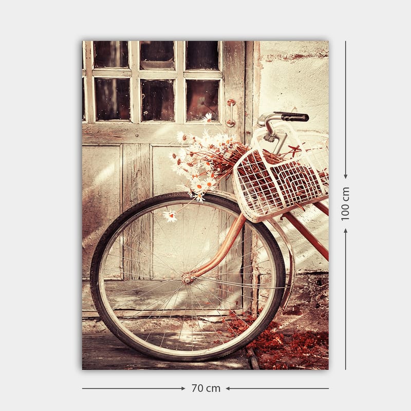 Canvastavla 70x100 cm - Cykel med en korg fylld med blommor framför en gammal dörr - Grå / Brun / Vit - Inredning & dekor - Tavlor & konst - Canvastavla