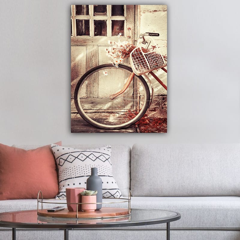 Canvastavla 70x100 cm - Cykel med en korg fylld med blommor framför en gammal dörr - Grå / Brun / Vit - Inredning & dekor - Tavlor & konst - Canvastavla