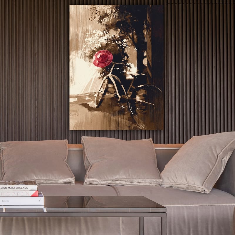 Canvastavla 70x100 cm - Cykel med en röd hatt som står i en grönskande miljö - Röd / Brun / Svart - Inredning & dekor - Tavlor & konst - Canvastavla