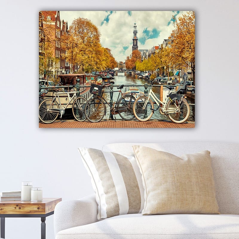 Canvastavla 70x100 cm - Cyklar vid en kanal i Amsterdam omgiven av höstfärger - Guldorange / Mörkblå / Vit - Inredning & dekor - Tavlor & konst - Canvastavla