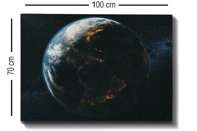 Canvastavla 70x100 cm - Detaljerad avbildning av jorden sedd från rymden, med fokus på kontinenternas former och ljus från städerna - Mörkblå / Grön / Vit - Inredning & dekor - Tavlor & konst - Canvastavla