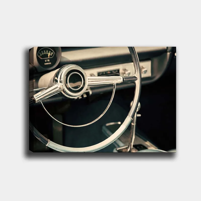 Canvastavla 70x100 cm - Detaljerad närbild av en klassisk bilratts designad med eleganta linjer och kromade ytor, Krom / Vit / Svart
