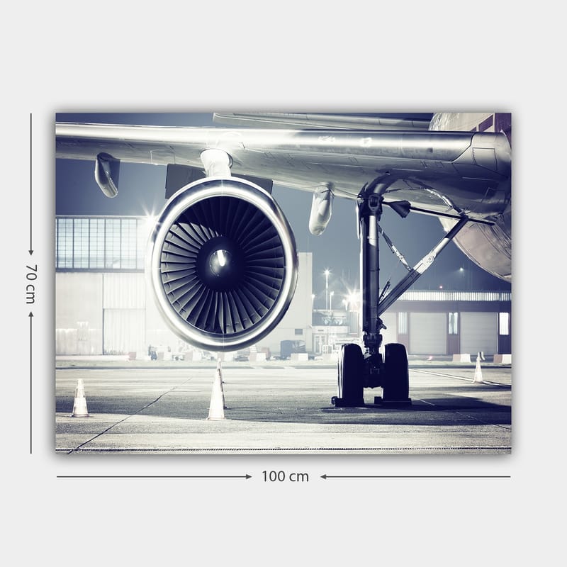 Canvastavla 70x100 cm - Detaljerad vy av ett flygplansmotor och dess underrede på en flygplats - Grå / Svart / Silver - Inredning & dekor - Tavlor & konst - Canvastavla