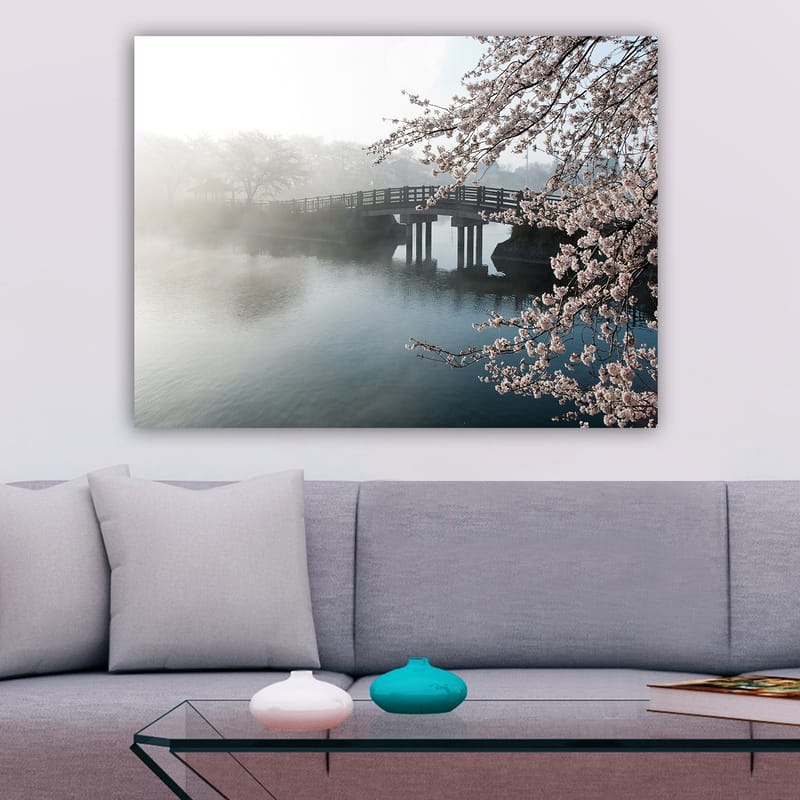 Canvastavla 70x100 cm - Dimmig scen med en bro som sträcker sig över en stilla sjö, omgiven av körsbärsträd i blom - Ljusrosa / Blå / Grå - Inredning & dekor - Tavlor & konst - Canvastavla