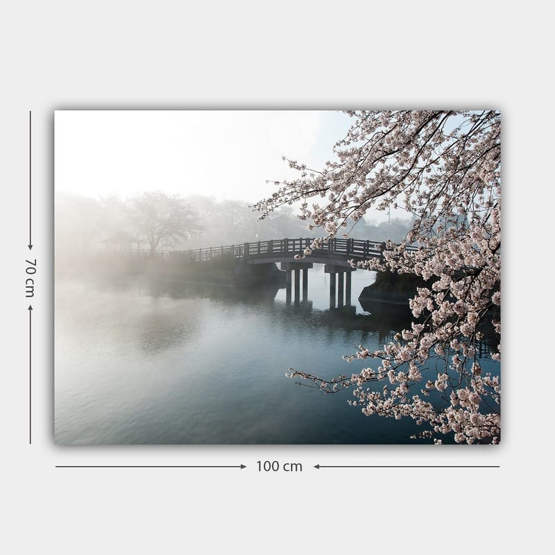 Canvastavla 70x100 cm - Dimmig scen med en bro som sträcker sig över en stilla sjö, omgiven av körsbärsträd i blom - Ljusrosa / Blå / Grå - Inredning & dekor - Tavlor & konst - Canvastavla
