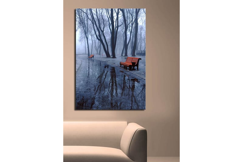 Canvastavla 70x100 cm - Dimmig park med två orange bänkar omgivna av kalla, nakna träd - Orange / Blå / Grå - Inredning & dekor - Tavlor & konst - Canvastavla