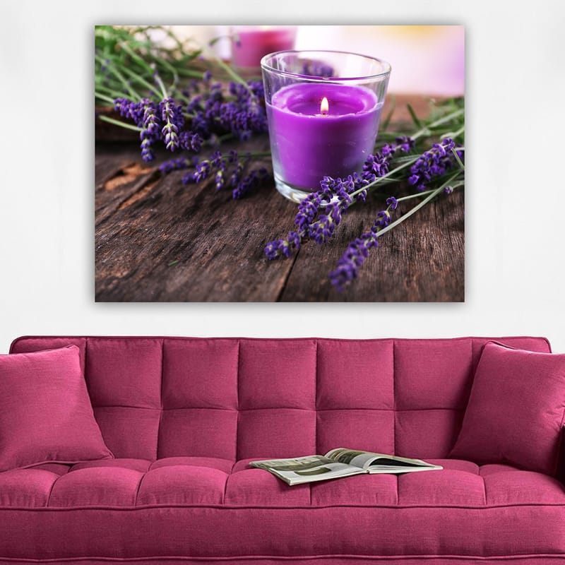 Canvastavla 70x100 cm - Doftande lavendelblomma med ett lila doftljus i ett glas - Lila / Grön / Brun - Inredning & dekor - Tavlor & konst - Canvastavla