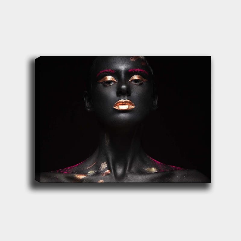 Canvastavla 70x100 cm - Dramatisk porträttmålning av en kvinna med svart kroppsmålning och guldiga detaljer - Svart / Guld / Rosa - Inredning & dekor - Tavlor & konst - Canvastavla