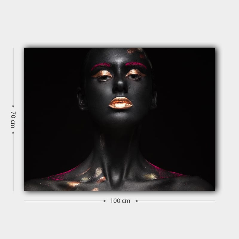 Canvastavla 70x100 cm - Dramatisk porträttmålning av en kvinna med svart kroppsmålning och guldiga detaljer - Svart / Guld / Rosa - Inredning & dekor - Tavlor & konst - Canvastavla