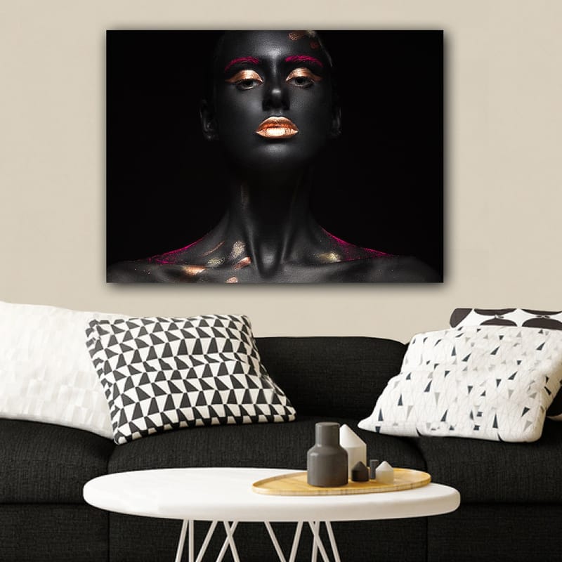 Canvastavla 70x100 cm - Dramatisk porträttmålning av en kvinna med svart kroppsmålning och guldiga detaljer - Svart / Guld / Rosa - Inredning & dekor - Tavlor & konst - Canvastavla