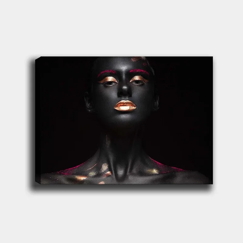 Canvastavla 70x100 cm - Dramatisk porträttmålning av en kvinna med svart kroppsmålning och guldiga detaljer - Svart / Guld / Rosa - Inredning & dekor - Tavlor & konst - Canvastavla