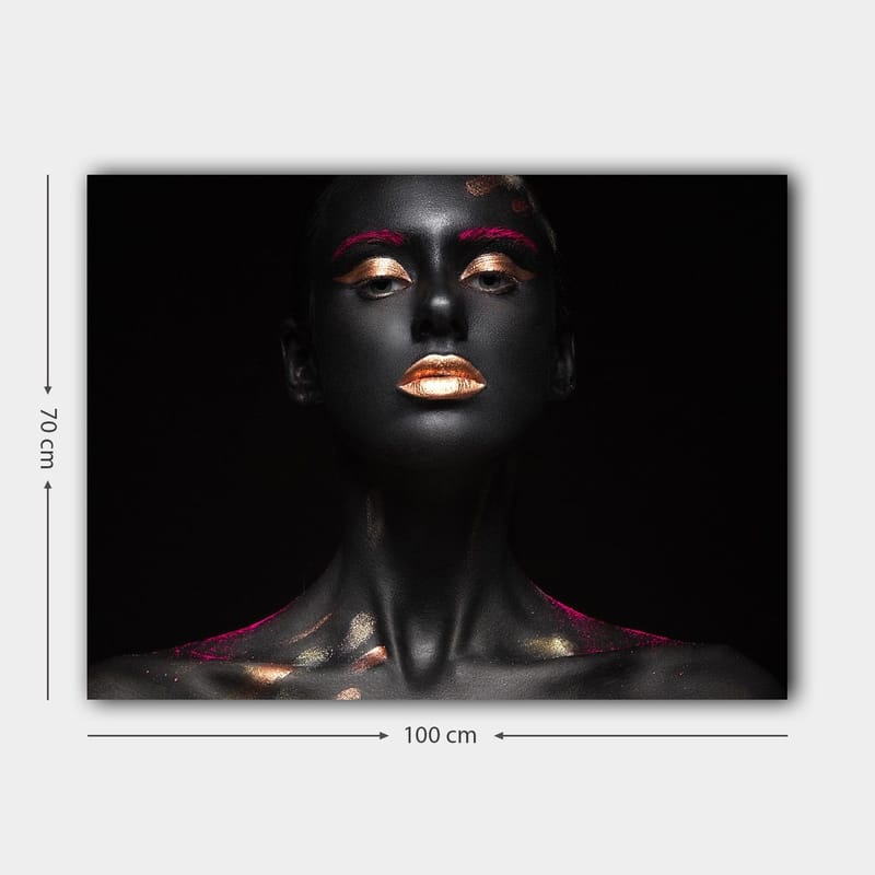 Canvastavla 70x100 cm - Dramatisk porträttmålning av en kvinna med svart kroppsmålning och guldiga detaljer - Svart / Guld / Rosa - Inredning & dekor - Tavlor & konst - Canvastavla