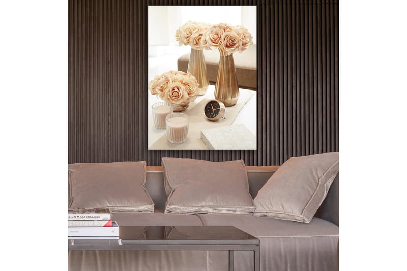 Canvastavla 70x100 cm - Elegant arrangemang av rosor i vaser som skapar en romantisk atmosfär - Ljusrosa / Guld / Beige - Inredning & dekor - Tavlor & konst - Canvastavla