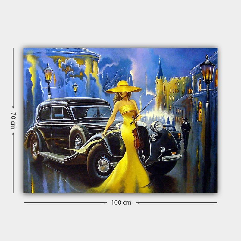 Canvastavla 70x100 cm - Elegant kvinna i en gul klänning och hatt som spelar fiol vid en klassisk bil i en stadsmiljö - Gul / Svart / Blå - Inredning & dekor - Tavlor & konst - Canvastavla