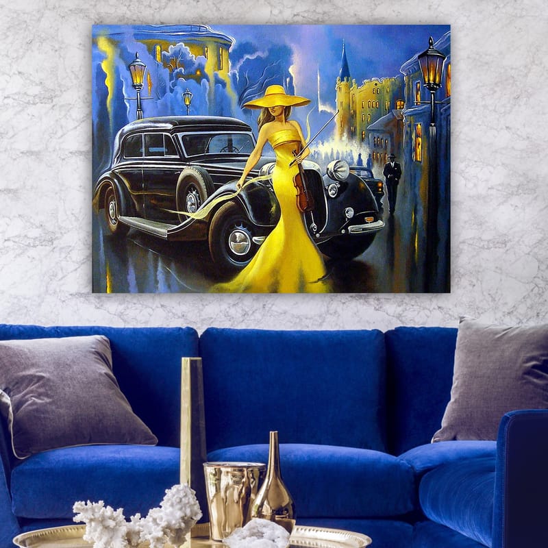 Canvastavla 70x100 cm - Elegant kvinna i en gul klänning och hatt som spelar fiol vid en klassisk bil i en stadsmiljö - Gul / Svart / Blå - Inredning & dekor - Tavlor & konst - Canvastavla