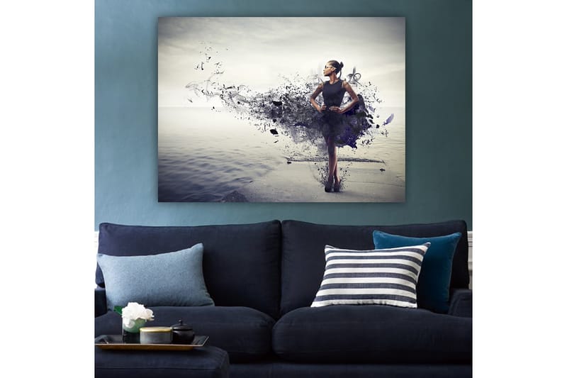 Canvastavla 70x100 cm - Elegant kvinna i en svart klänning som står på en strand med en abstrakt, färgsprakande bakgrund - Svart / Lila / Grå - Inredning & dekor - Tavlor & konst - Canvastavla