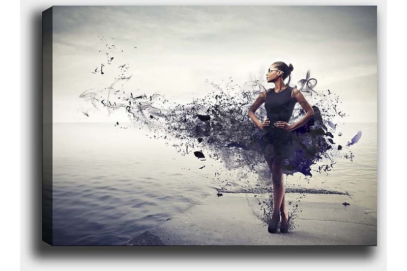 Canvastavla 70x100 cm - Elegant kvinna i en svart klänning som står på en strand med en abstrakt, färgsprakande bakgrund - Svart / Lila / Grå - Inredning & dekor - Tavlor & konst - Canvastavla