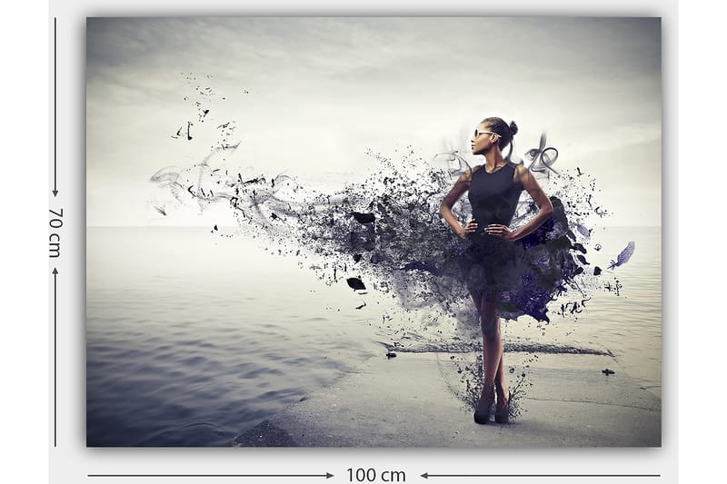 Canvastavla 70x100 cm - Elegant kvinna i en svart klänning som står på en strand med en abstrakt, färgsprakande bakgrund - Svart / Lila / Grå - Inredning & dekor - Tavlor & konst - Canvastavla