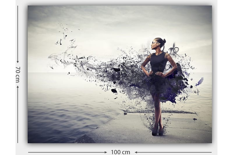 Canvastavla 70x100 cm - Elegant kvinna i en svart klänning som står på en strand med en abstrakt, färgsprakande bakgrund - Svart / Lila / Grå - Inredning & dekor - Tavlor & konst - Canvastavla