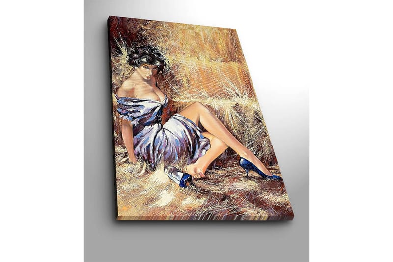 Canvastavla 70x100 cm - Elegant kvinna i en vit klänning med blå skor sitter avslappnat mot en halmbal - Vit / Blå / Beige - Inredning & dekor - Tavlor & konst - Canvastavla