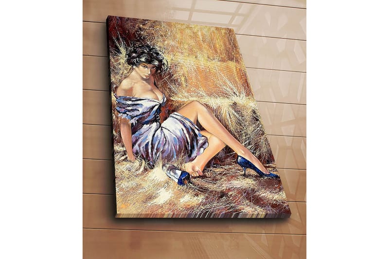 Canvastavla 70x100 cm - Elegant kvinna i en vit klänning med blå skor sitter avslappnat mot en halmbal - Vit / Blå / Beige - Inredning & dekor - Tavlor & konst - Canvastavla